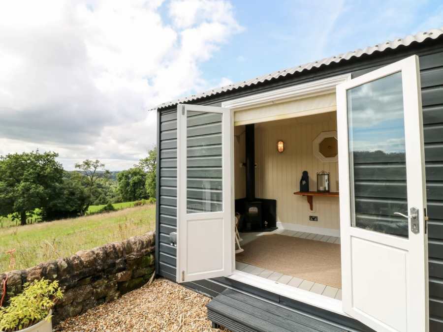 Lucky Cottage, Foxt near to Alton Towers