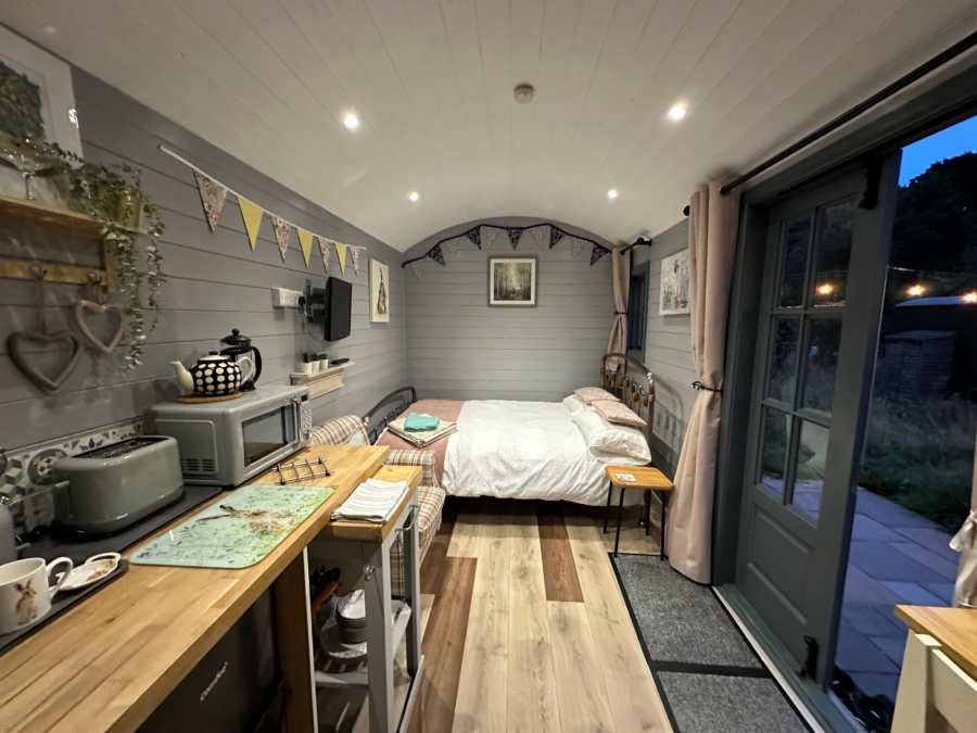 Pond View Cottage & Into The Peaks Shepherds Huts 4